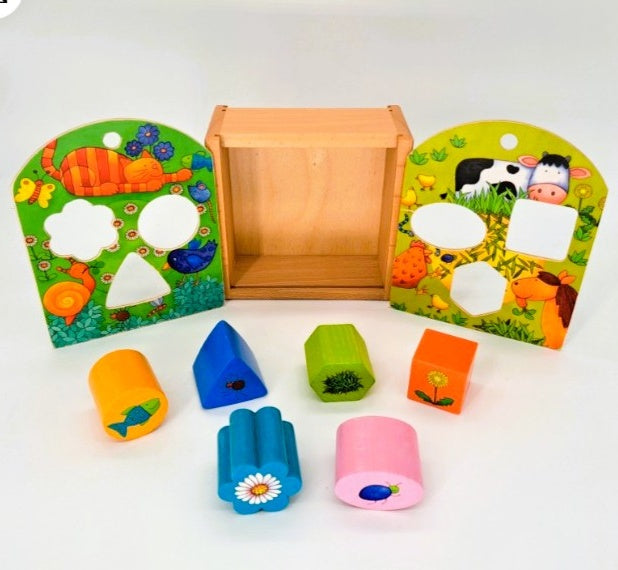 Maison d'éveil avec formes en bois