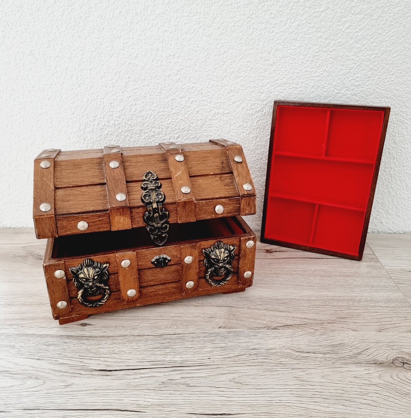 Coffre en bois avec compartiment