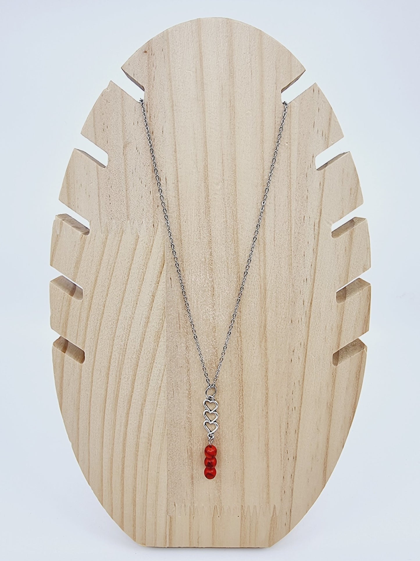 Collier trio de coeurs - Howlite rouge