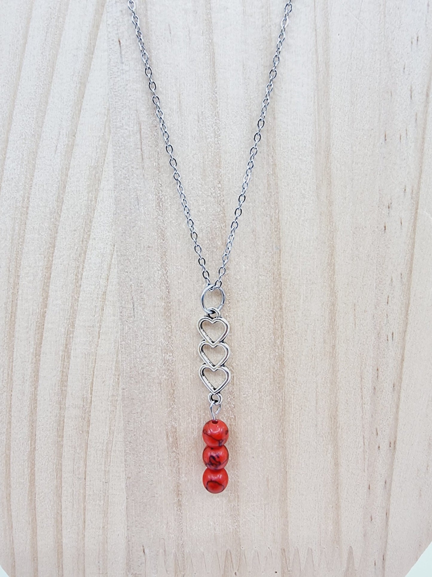 Collier trio de coeurs - Howlite rouge