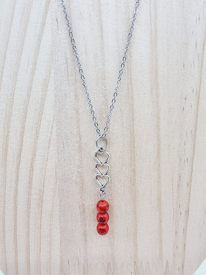Collier trio de coeurs - Howlite rouge