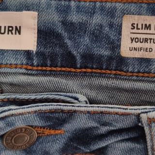 Jeans slim fit déchiré (SIZE : W 31/L 32)