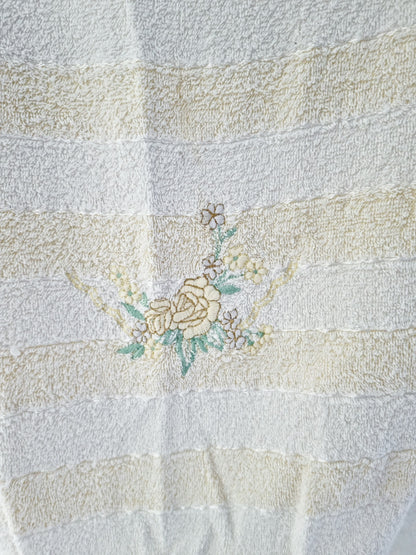 Linge rayé blanc & jaune pâle (75 X 50 cm)