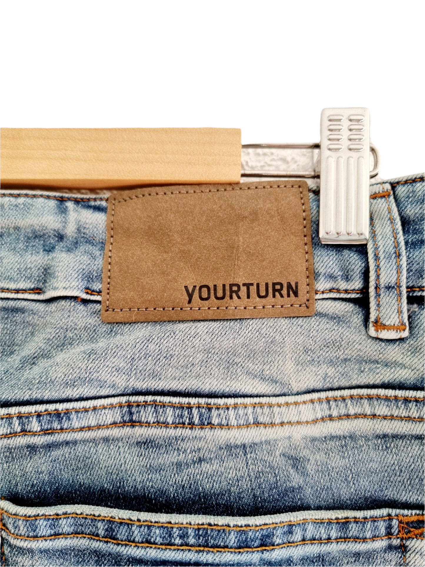 Jeans slim fit déchiré (SIZE : W 31/L 32)