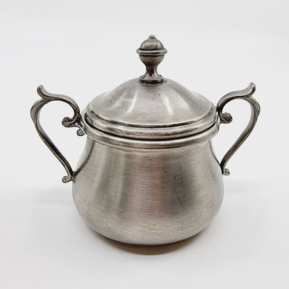 Service en étain et porcelaine