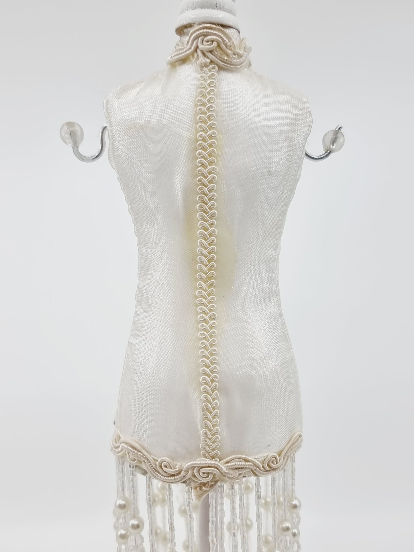 Support à bijoux - robe charleston blanche